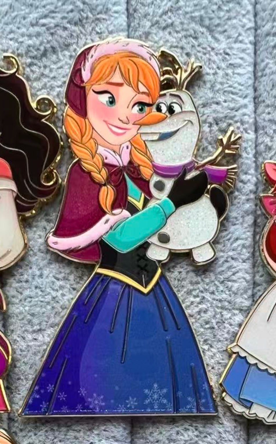 “Love Tails" Anna & Olaf Fantasy Pin