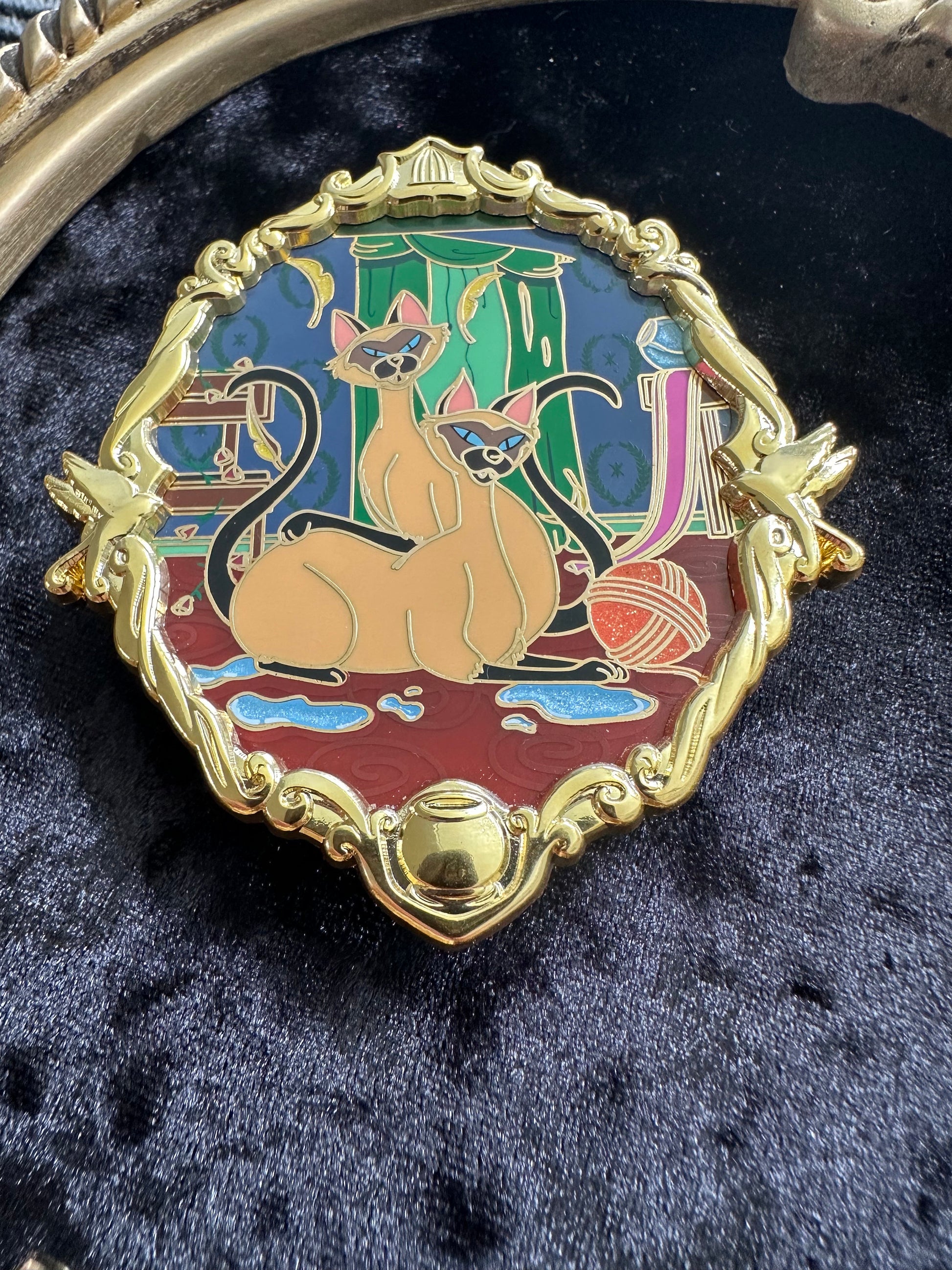 Disney Lady & The Tramp - Si and Am "Golden Tails” Fantasy Pin