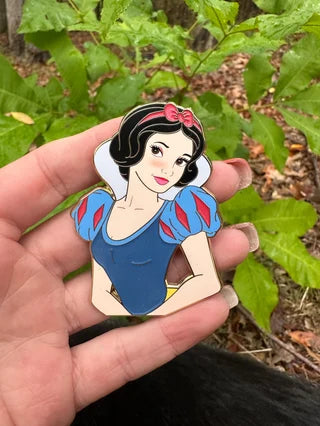 Sultry Sweethearts Snow White LE30 Fantasy Pin by The Pin Coop